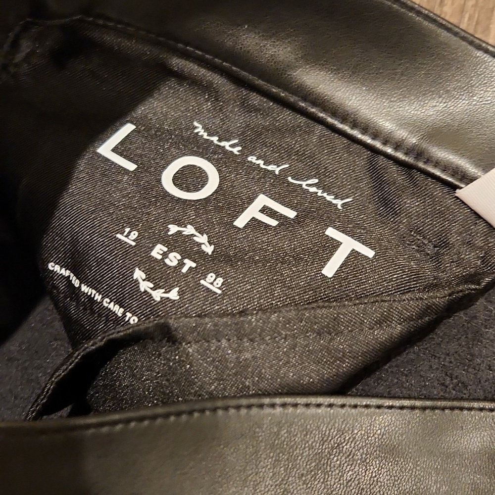 ❤️ NWOT! LOFT VEGAN LEATHER HIGH RISE CROP FLARE JEANS IN BLACK - Picture 6 of 9